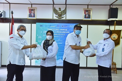 Pindad Serahkan Bantuan 1.460 Paket Sembako Kepada Masyarakat