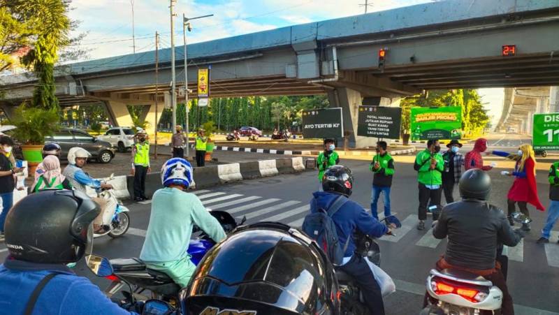 Ditlantas Polda Sulsel Gandeng Gojek Bagikan 2.000 Masker ke Pengguna Jalan