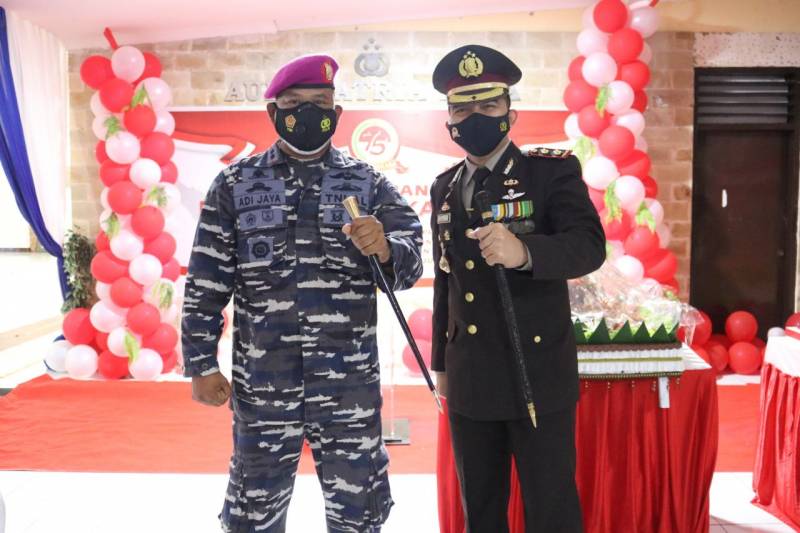 Puluhan Prajurit TNI Lantamal VI Datangi Mapolres Pelabuhan Makassar