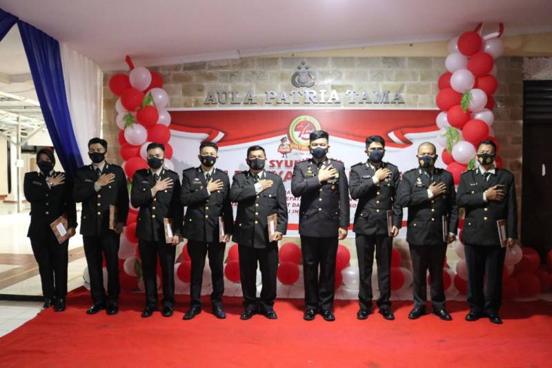Di Hari Bhayangkara ke-75, Kapolres Pelabuhan Makassar Berikan Penghargaan ke Personel Berprestasi
