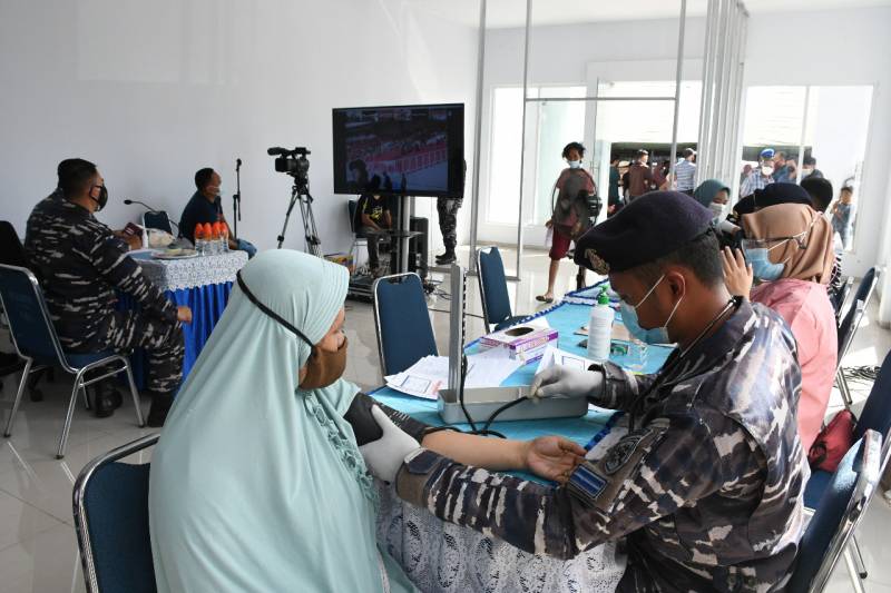 Danlantamal VI Hadiri Vicon Serbuan Vaksin TNI Serentak Bersama Panglima TNI