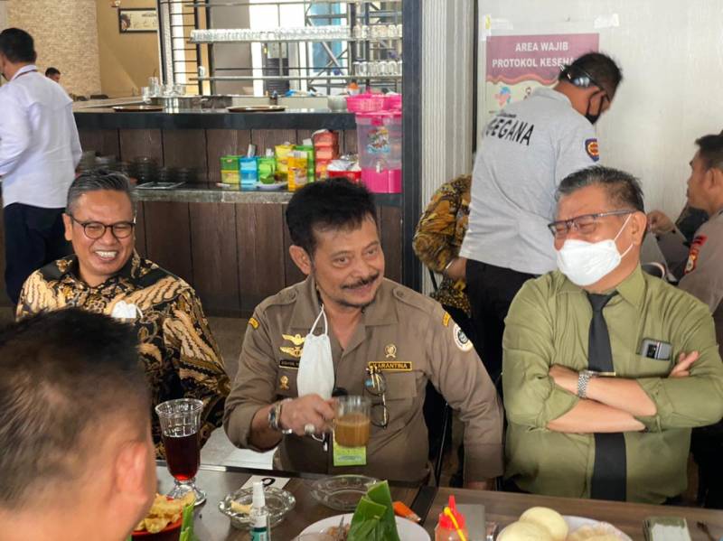 Tetap Patuhi Protkes, Mentan RI, Rektor UNM dan Kakanwil BNI Ngopi Bareng