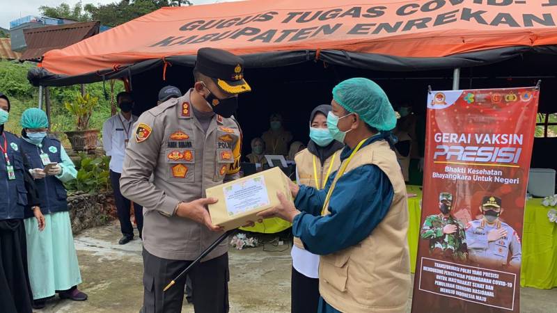 Kapolres Enrekang Dukung Nakes dan Personel Polri di Gerai Vaksin Presisi, Ini yang Dia Lakukan
