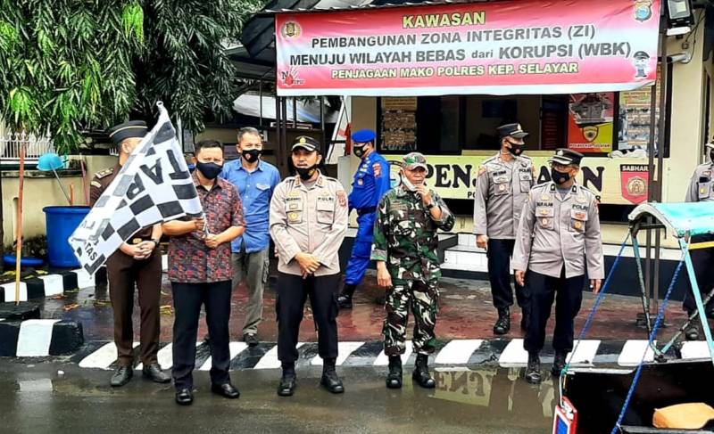 Bupati Basli Ali Lepas Penyaluran Bansos PPKM Polres Selayar