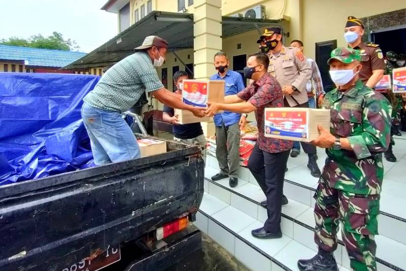 Bupati Basli Ali Lepas Penyaluran Bansos PPKM Polres Selayar