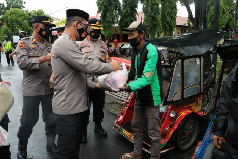Kapolres Takalar Berbagi dengan Warga Terdampak Covid-19