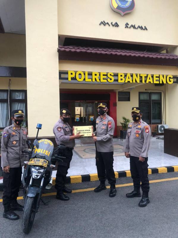 Kapolres Bantaeng Serahkan 100 Paket Bansos ke Warga Terdampak PPKM Mikro