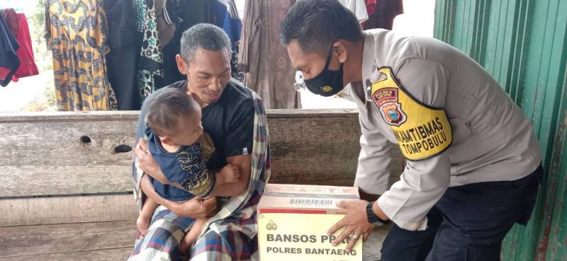 Kapolres Bantaeng Serahkan 100 Paket Bansos ke Warga Terdampak PPKM Mikro
