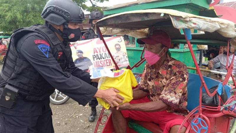 Brimob Bone Door to Door Bagikan Sembako ke Warga Terdampak Covid-19