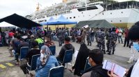 TNI AL Laksanakan Serbuan Vaksin Masyarakat Maritim Disamping Isolasi Apung Covid-19 KM Umsini