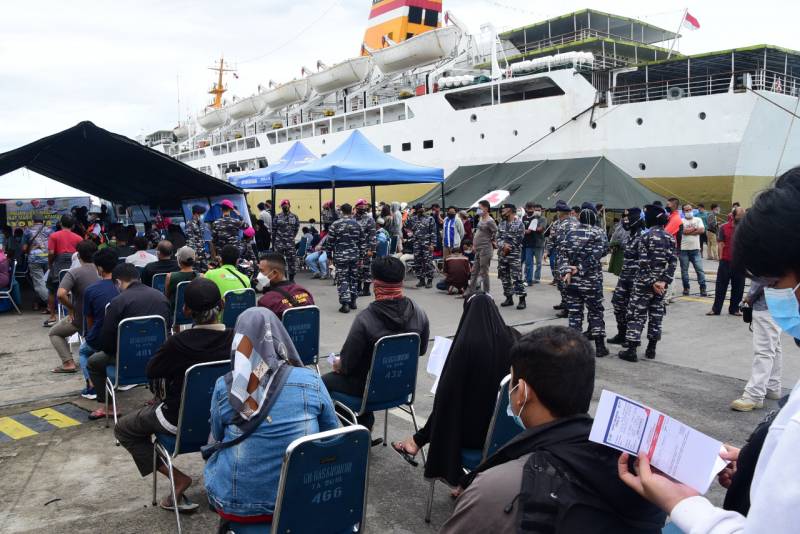 TNI AL Laksanakan Serbuan Vaksin Masyarakat Maritim Disamping Isolasi Apung Covid-19 KM Umsini