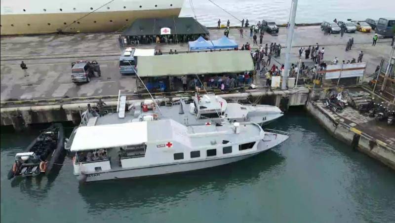 TNI AL Laksanakan Serbuan Vaksin Masyarakat Maritim Disamping Isolasi Apung Covid-19 KM Umsini
