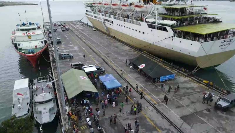 TNI AL Laksanakan Serbuan Vaksin Masyarakat Maritim Disamping Isolasi Apung Covid-19 KM Umsini