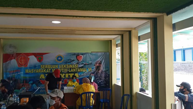 Tak Kenal Lelah TNI AL Targetkan Serbuan Vaksin Masyarakat Maritim di PP New Port Makassar