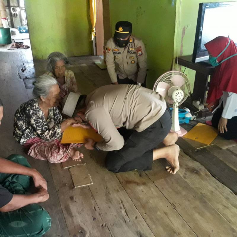 AKBP Kadarislam Salurkan Bansos ke Warga Lansia di Pulau Barrang Lompo