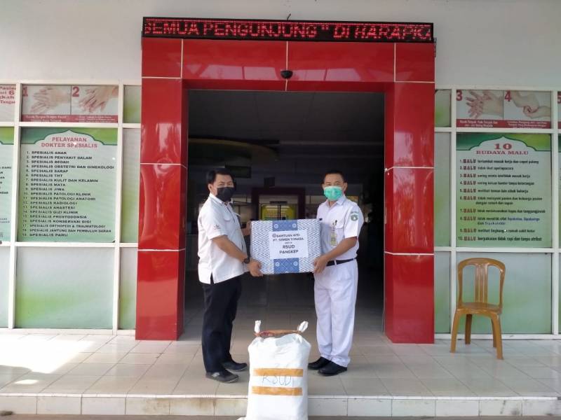 Perangi Covid-19, PT Semen Tonasa Serahkan Baju Hazmat untuk RSUD dan Puskesmas di Pangkep