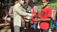 IMG-20210720-WA0013 Polres Takalar Kurban Empat Ekor Sapi, Kapolres AKBP Beny Murjayanto Terjun Langsung Bagikan ke Warga Berdampak Covid-19