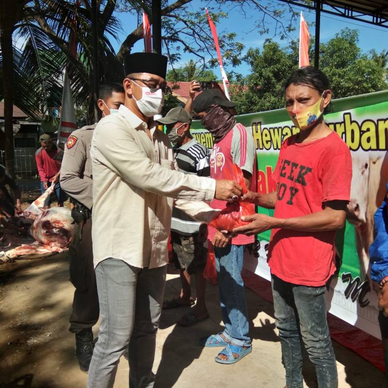 Polres Takalar Kurban Empat Ekor Sapi, Kapolres AKBP Beny Murjayanto Terjun Langsung Bagikan ke Warga Berdampak Covid-19