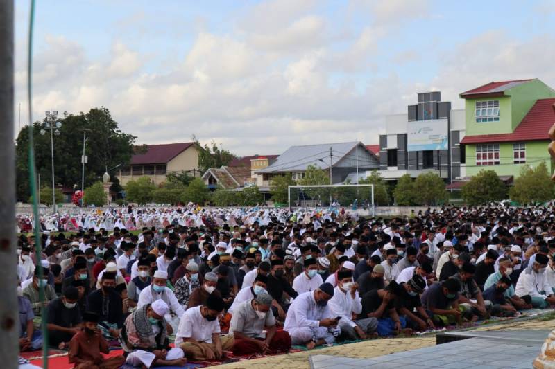 Sekda Selayar Salat Ied Bersama Warga di Lapangan Pemuda Benteng