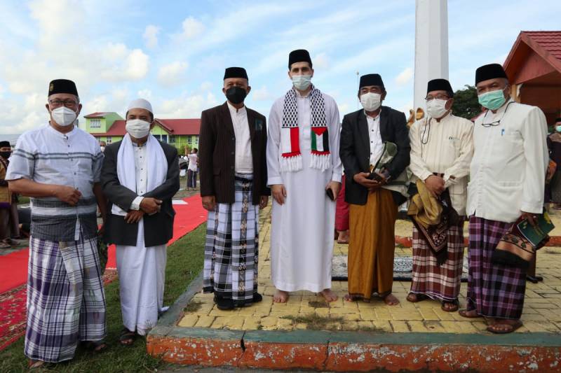 Sekda Selayar Salat Ied Bersama Warga di Lapangan Pemuda Benteng