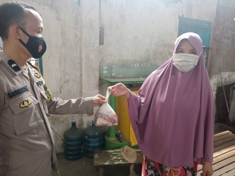 Antisipasi Kerumunan, Bhabinkamtibmas Salurkan Daging Kurban Door to Door