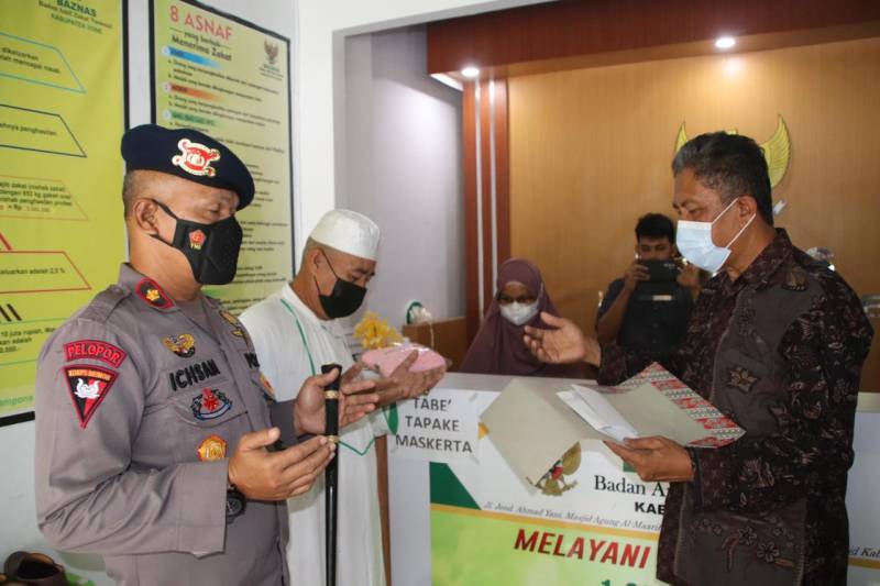 Berbagi Sesama, Brimob Bone Serahkan Zakat Profesi ke BAZNAS
