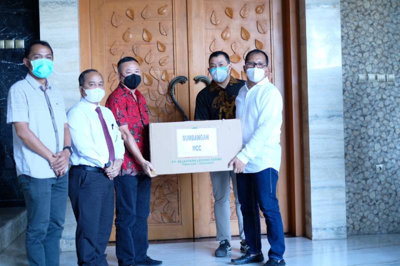 MCC Serahkan Bantuan Vitamin C untuk Tenaga Kesehatan