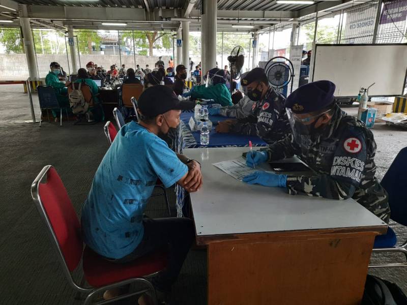 Serbuan Vaksin Masyarakat Maritim TNI AL Sasar Kembali Pelabuhan Makassar