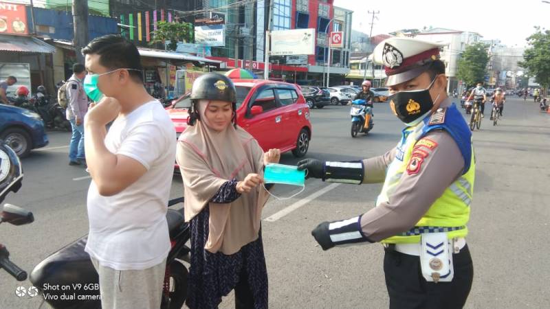 Satlantas Polres Pelabuhan Makassar Bagikan Masker ke Pengguna Jalan