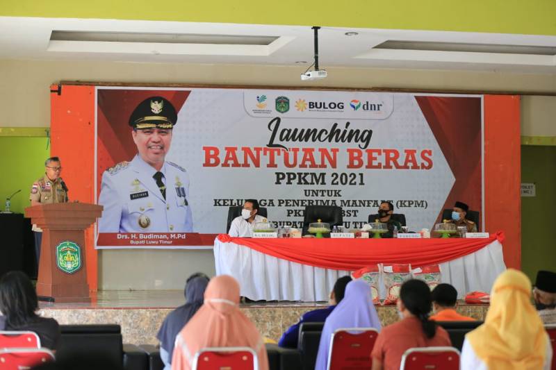 Dampak Pandemi Covid-19, Bupati Budiman Salurkan Bantuan Beras PPKM