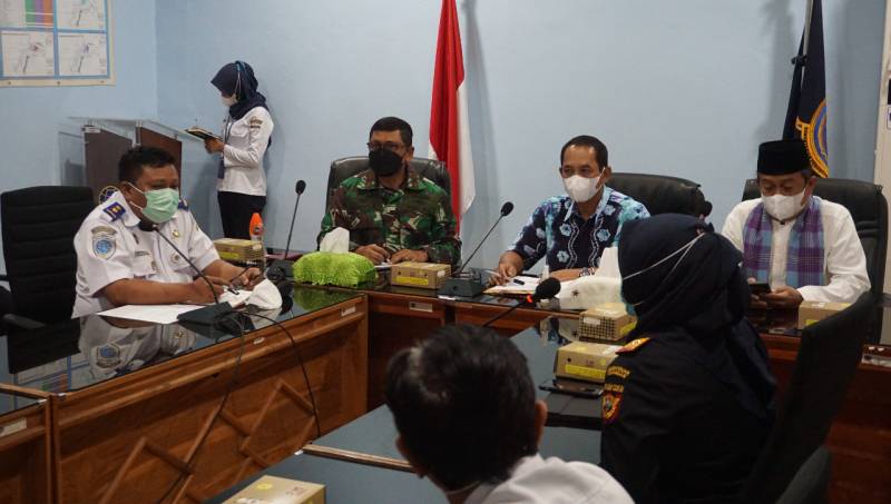 TNI AL Dukung Program Wajib Vaksin Covid – 19 Di Area Pelabuhan Makassar