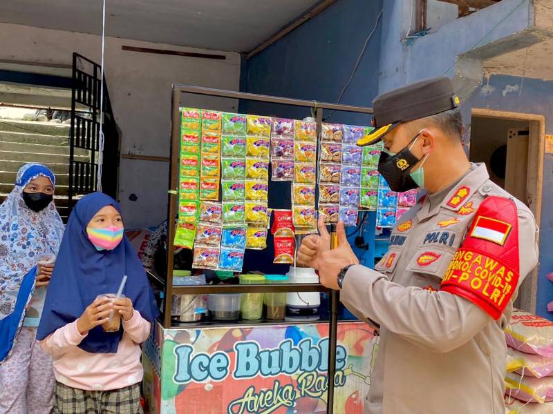Tekan Penyebaran Covid-19, Kapolres Enrekang Terjun Langsung Edukasi Protkes di Pasar Sentral