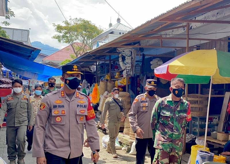 Tekan Penyebaran Covid-19, Kapolres Enrekang Terjun Langsung Edukasi Protkes di Pasar Sentral