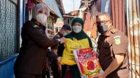 IMG20210713095816 Kejari Makassar Serahkan Bantuan ke Warga Terdampak Covid-19