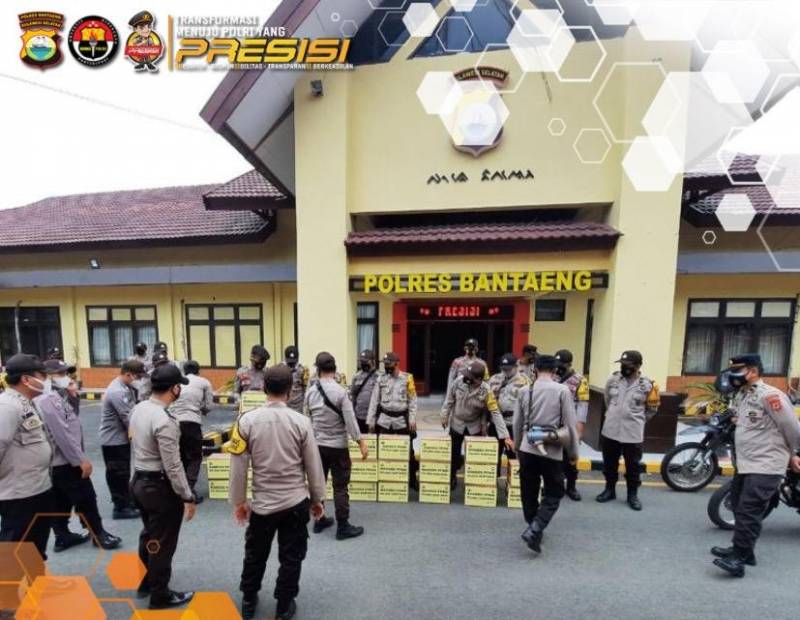 Kapolres Bantaeng Serahkan 100 Paket Bansos ke Warga Terdampak PPKM Mikro
