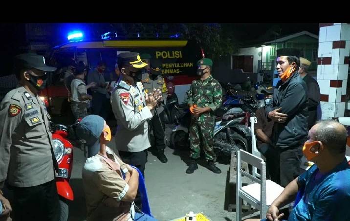 Polisi Patroli Skala Besar Sambil Bagikan Sembako Kepada Warga