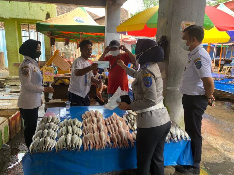 Pantau Penerapan Protkes, Tim Edukasi Dishub Sasar TPI Rajawali