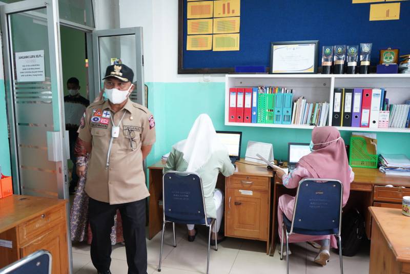 Pantau Progress RTH, Bupati Budiman Tanam Pohon di Halaman Kantin PKK