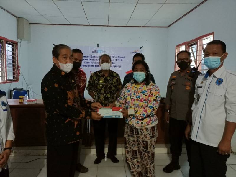 Serahkan Bantuan PKH dan Sembako, Ini harapan Bupati Sidrap