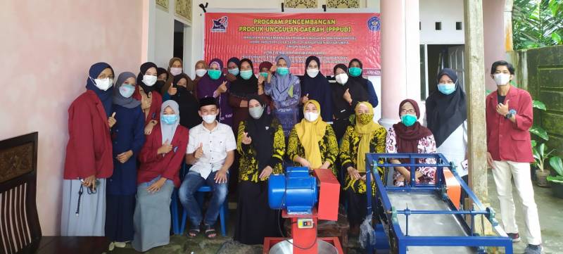 Tim PPPUD Politani Pangkep Serahkan Mesin Kristalisasi dan Sortasi kepada UKM Mama Garden