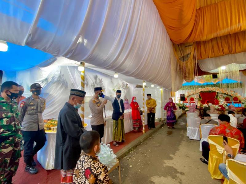 Cegah Kenaikan PPKM Level 2, Kapolres Enrekang Pantau Langsung Protkes Pesta Pernikahan
