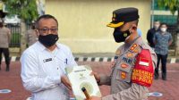 Sebanyak 325 Buah Mushaf Al-Qur'an Diserahkan Ketua Baznas kepada Kapolres Enrekang