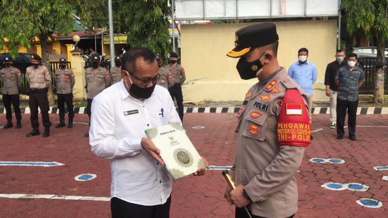Sebanyak 325 Buah Mushaf Al-Qur'an Diserahkan Ketua Baznas kepada Kapolres Enrekang