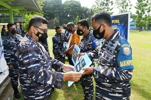 Danlantamal VI Serahkan Tali Asih dan Tunjangan Babinpotmar Lantamal VI dari Kasal