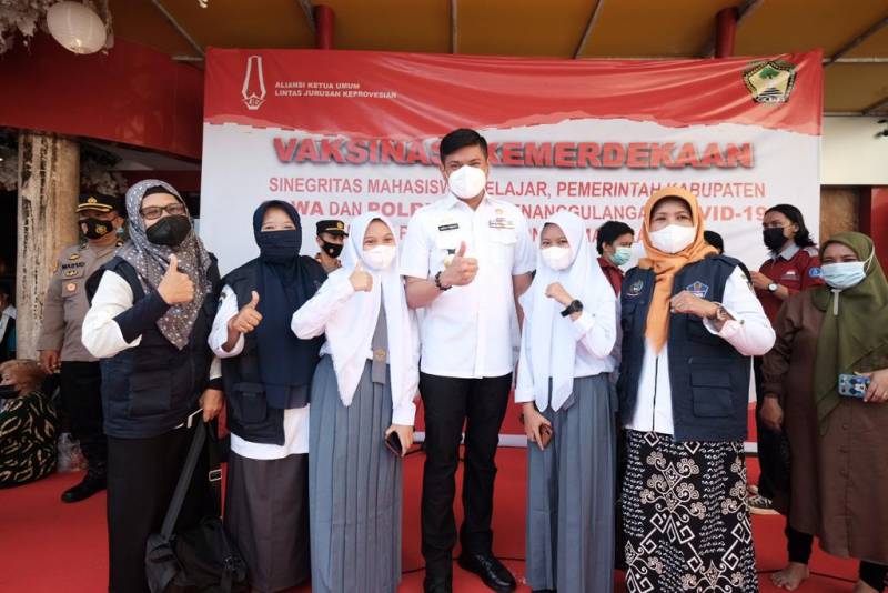 Bupati Adnan Tinjau Vaksinasi Massal untuk Pelajar