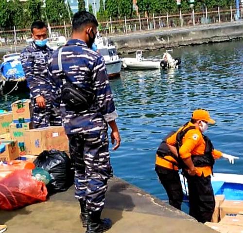 TNI AL di Makassar Laksanakan Waspam Pergeseran Pasien dan Logistik Isolasi Apung Covid-19 KM Umsini
