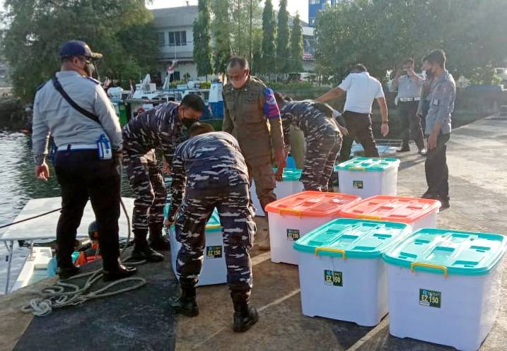 TNI AL di Makassar Laksanakan Waspam Pergeseran Pasien dan Logistik Isolasi Apung Covid-19 KM Umsini