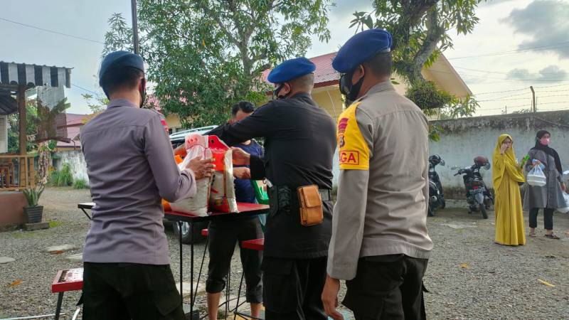 Brimob Bone Gandeng BAZNAS Salurkan Bantuan ke Personel Isoman