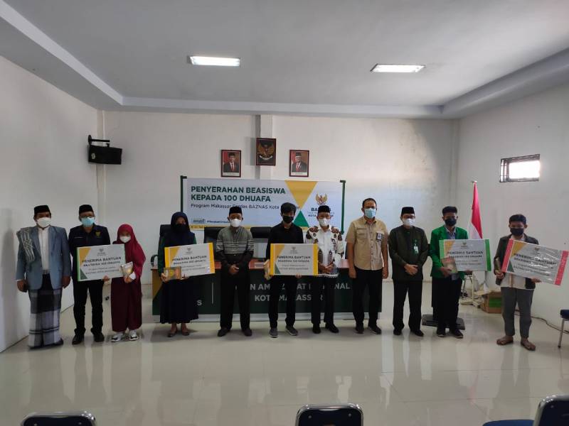 BAZNAS Makassar Salurkan Beasiswa kepada 100 Dhuafa