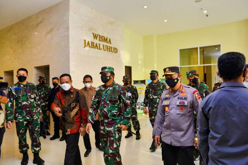 Panglima TNI dan Kapolri Tinjau Fasilitas Isolasi Terintegrasi di Asrama Haji Sudiang